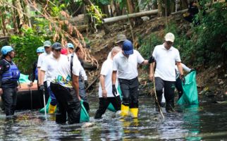 Menteri LH Hanif Faisol Terjun Langsung Bersihkan Sampah di Kali Cipinang - JPNN.com