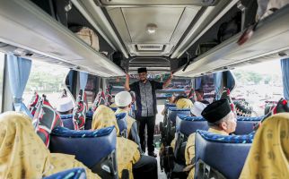 Calon Wakil Walkot Cilegon Fajar Melepas Keberangkatan Jemaah Umrah Gratis - JPNN.com