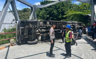 Truk Pupuk dan Tepung Bertabrakan, Lintas Sumbar-Riau Sempat Macet Total - JPNN.com