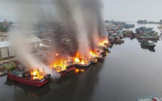 Belasan Kapal Ikan Terbakar di Pelabuhan Pekalongan, Ini Daftarnya - JPNN.com