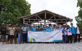 Pegawai PLN Indonesia Power UBH Tanam Pohon Mangrove di Bekasi - JPNN.com