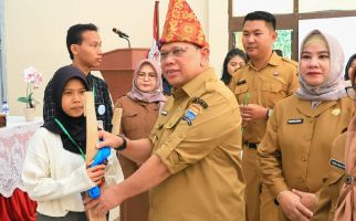 Kembangkan Potensi Anak-Anak Putus Sekolah, Pj Wali Kota Palembang Berikan Pelatihan Tenun Songket - JPNN.com