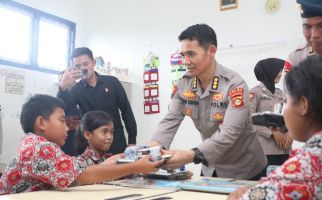 Polda Sumsel Berikan Makan Siang Gratis kepada Siswa SDN 036 Palembang - JPNN.com