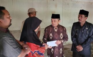 Jazuli Juwaini Kunjungi dan Berikan Bantuan untuk Keluarga Rouf - JPNN.com