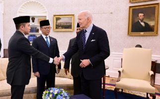 Lihat, Sikap Mayor Teddy Saat Prabowo Memperkenalkannya ke Joe Biden - JPNN.com