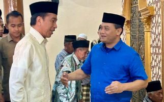 Hendak Kampanye di Banyumas, Jokowi & Ahmad Luthfi Salat Jumat di Tegal - JPNN.com