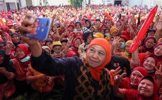 Ribuan Buruh Surabaya Bersemangat Memenangkan Khofifah-Emil - JPNN.com