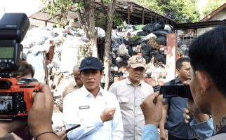 Geram Melihat Sampah di TPS Mandala Krida, Menteri LH Panggil Pemkot Yogyakarta - JPNN.com