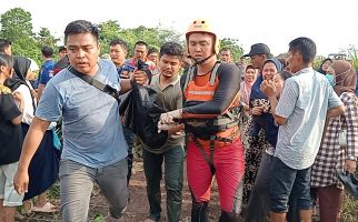 Bocah SD yang Terseret Arus Banjir Ditemukan Tim SAR Gabungan, Begini Kondisinya - JPNN.com