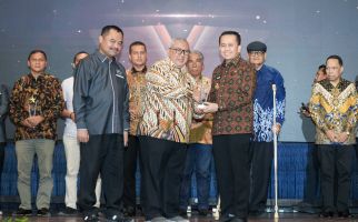 Pj Gubernur Agus Fatoni Terima Anugerah Sahabat Pers Award dari SPS Sumut - JPNN.com