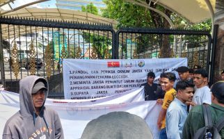 Mahasiswa Demo di Kejagung, Desak Presiden Prabowo Tindak Jaksa Nakal - JPNN.com