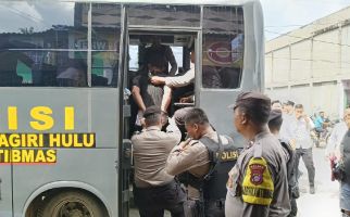 Polisi Gerebek Kampung Teleng Inhu, 3 Orang Diamankan, Salah Satunya DPO - JPNN.com