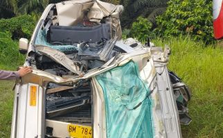 Toyota HiAce Hantam Truk Hino di Tol Pekanbaru-Dumai, 5 Orang Luka-Luka - JPNN.com