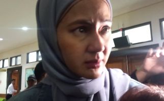 Wajah Paula Verhoeven Tampak Sembab Setelah Keluar dari Persidangan - JPNN.com