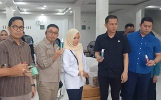 Menindaklanjuti Laporan Masyarakat, DPRD Palembang Sidak Gudang Daviena Skincare - JPNN.com