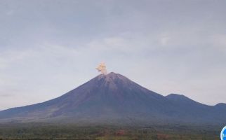 Masih Berstatus Waspada, Gunung Semeru Erupsi Lagi dengan Letusan Setinggi 800 meter - JPNN.com