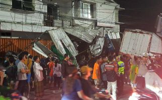 Rem Truk Tronton Blong, Hantam Warung & Kendaraan di Semarang, 2 Orang Tewas - JPNN.com