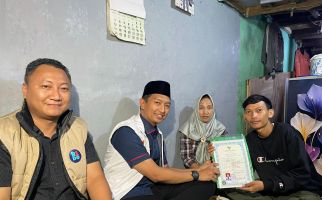 Sukarelawan Ridwan Kamil Bantu Seorang Anak Tebus Ijazah - JPNN.com