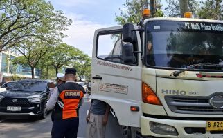 Operasi Gabungan Pemkot Tangsel, Puluhan Truk Pelanggar Jam Operasional Terjaring - JPNN.com