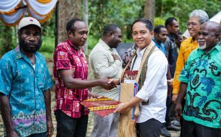 Menhut Raja Antoni Lepasliarkan Satwa Dilindungi di Sorong, Papua Barat - JPNN.com