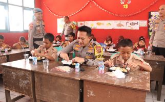 Kapolres Banyuasin Membagikan Makanan Bergizi Gratis untuk Siswa SDN 13 Air Kumbang - JPNN.com