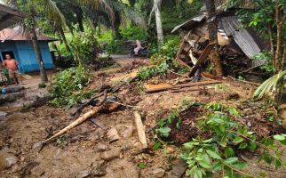 Mensos Gus Ipul Beri Bantuan Biaya Perbaikan Rumah Kepada Korban Longsor di Padang Lawas - JPNN.com