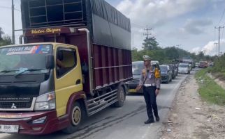 Jalan Utama Penghubung Riau-Sumbar Macet Total, Ternyata Ini Penyebabnya - JPNN.com