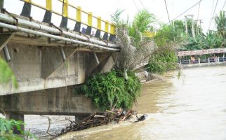 Jembatan Sungai Rokan Miring, Kendaraan Berat Dilarang Melintas - JPNN.com