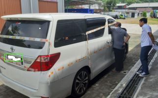 Bea Cukai Serahkan Barbuk Kasus Rokok Ilegal ke Kejari Kota Semarang, Ada Mobil Mewah - JPNN.com