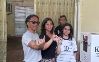 Kaka Slank bersama Istri dan Anak Gunakan Hak Suara di Pilkada 2024 - JPNN.com