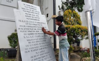 Tukang Bangunan Temukan Prasasti Ledeng Palembang Saat Bobok Dinding - JPNN.com