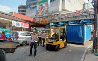 Truk Kontainer Tabrak Pembatas Jalan dan Tersangkut di Jembatan Perlintasan Kereta Bogor - JPNN.com