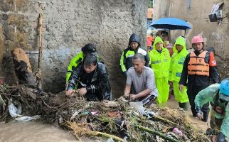 Polri Evakuasi Ibu & Bayi yang Terjebak Banjir Bandang di Sukabumi - JPNN.com