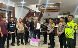 Dikawal Ketat Petugas, Logistik Pilgub Riau 2024 dari Rohul Tiba di KPU Provinsi - JPNN.com