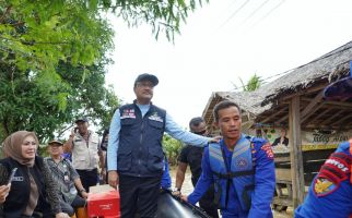 Mensos Gus Ipul Naik Perahu Karet untuk Salurkan Bantuan Korban Banjir di Pandeglang - JPNN.com