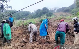 Innalillahi, Satu Keluarga Tertimbun Longsor di Sukabumi - JPNN.com