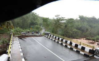 Banjir dan Longsor di Sukabumi, 2 Warga Meninggal, 10 Jembatan Putus - JPNN.com