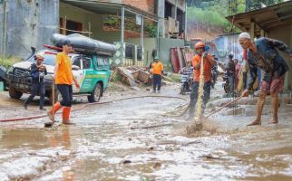 Tim BTB Bersihkan Musala dan Rumah Warga Sukabumi Pascabencana - JPNN.com