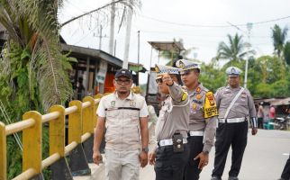 Jelang Nataru, Dirlantas Polda Riau Cek Jembatan Sungai Rokan yang Alami Kemiringan - JPNN.com