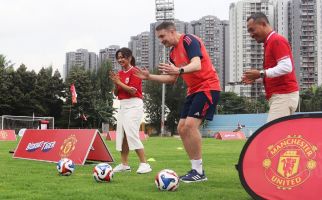 Puluhan Anak & Guru Penjasorkes dapat Pelatihan dari Manchester United Soccer School - JPNN.com