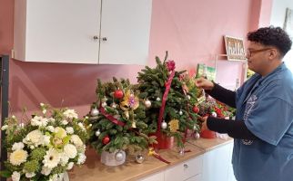 Menjelang Natal, Bisnis Florist Palembang Banjir Orderan Pohon Pinus - JPNN.com