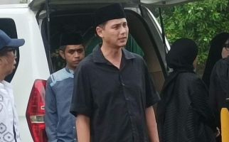 Andhika Pratama Ungkap Alasan Ibu Mertua Dimakamkan Satu Liang Lahat dengan Adik Ipar - JPNN.com