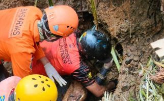 2 Korban Tertimbun Longsor di Sukabumi Masih Belum Ditemukan, Keluarga Diminta Ikhlas - JPNN.com