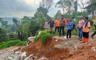 Puluhan Rumah Warga di Lebak Rusak Akibat Pergerakan Tanah - JPNN.com