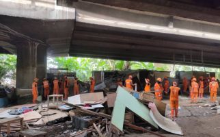 Lapak dan Bekas Tempat Tinggal Warga di Kolong Tol Angke Dibersihkan - JPNN.com