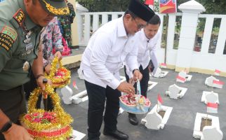 Wamentrans Viva Yoga Pimpin Tabur Bunga di Makam Pionir Transmigrasi Sukra Indramayu - JPNN.com