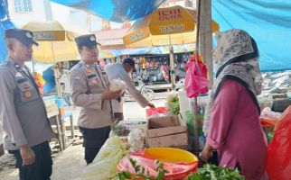 Polisi di Pelalawan Patroli ke Pasar Tradisional, Jaga Kamtibmas Menjelang Nataru - JPNN.com