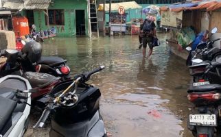 Banjir Rob Merendam Muara Angke, Kendaraan Sulit Melintas - JPNN.com