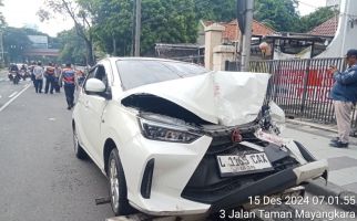 Mobil Agya Tabrak Suroboyo Bus di Jalan Setail, 2 Orang Luka - JPNN.com