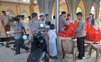 Pilkada Berjalan Lancar, Polisi di Pelalawan Berbagi dengan Warga di Masjid - JPNN.com